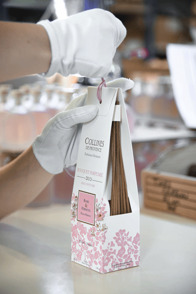 Femme sentant une orange