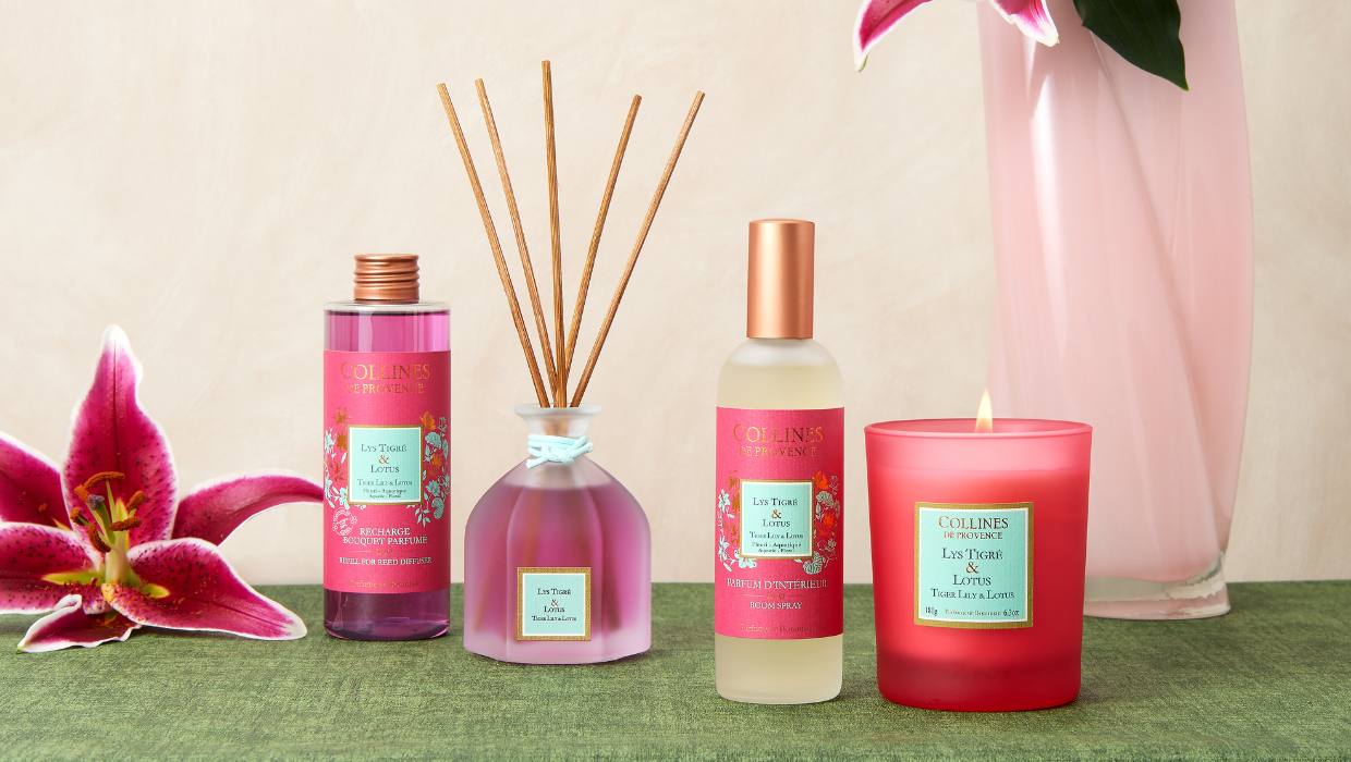 Photo d'une gamme color&eacute;e rose comprenant une un bouquet parfum&eacute; et sa recharge, un parfum d'int&eacute;rieur et une bougie allum&eacute;e