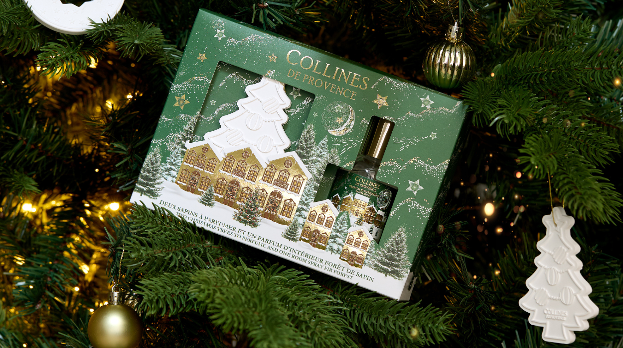 Photo d'une gamme color&eacute;e rose comprenant une un bouquet parfum&eacute; et sa recharge, un parfum d'int&eacute;rieur et une bougie allum&eacute;e