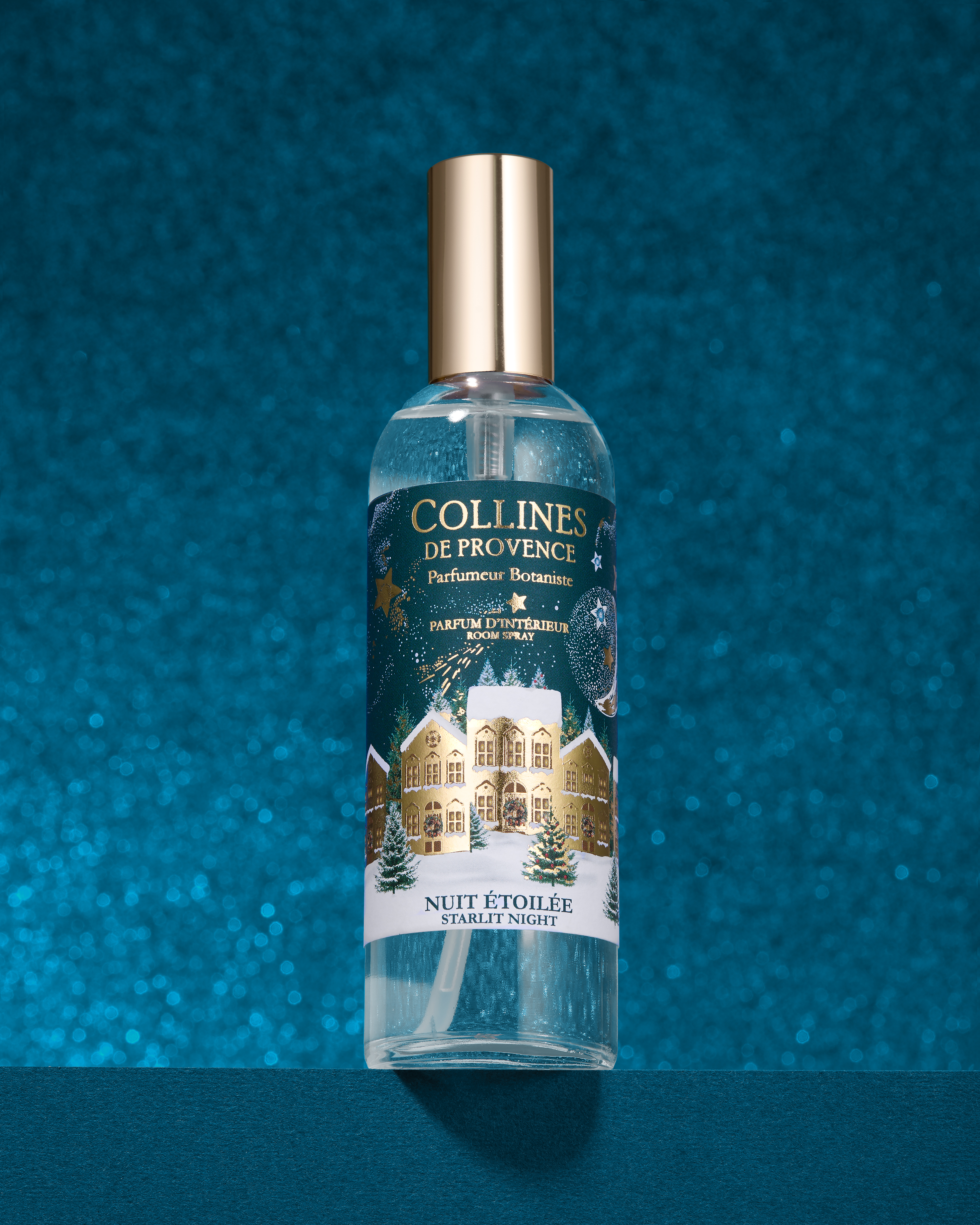 Photo d'une tabl&eacute;e de No&euml;l avec des bougies de diff&eacute;rentes couleurs dispos&eacute;es sur une table festive. Sapin de no&euml;l  en arri&egrave;re plan.