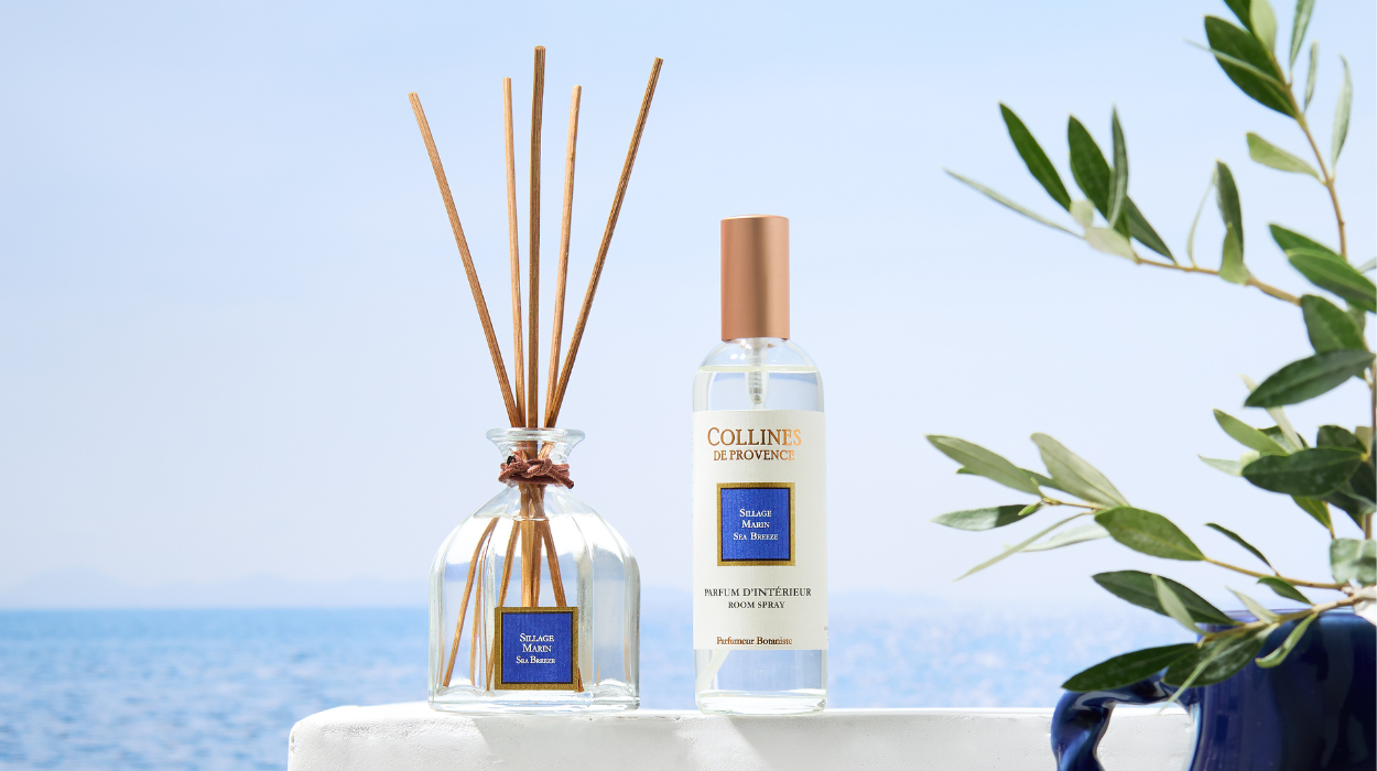 Photo d'une gamme color&eacute;e rose comprenant une un bouquet parfum&eacute; et sa recharge, un parfum d'int&eacute;rieur et une bougie allum&eacute;e